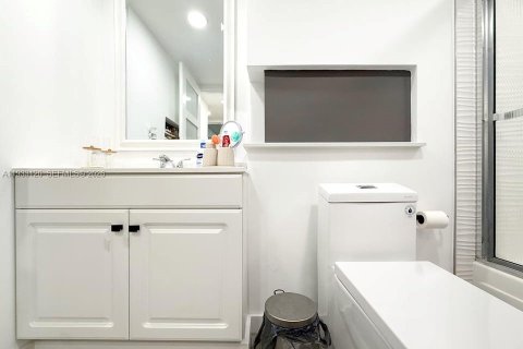 Condominio en alquiler en Miami, Florida, 1 dormitorio, 67.82 m2 № 1995385 - foto 17