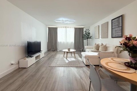 Condominio en alquiler en Miami, Florida, 1 dormitorio, 67.82 m2 № 1995385 - foto 9