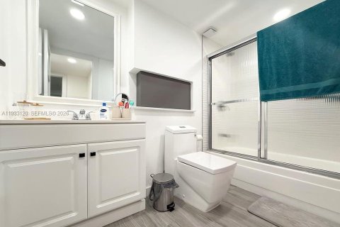 Condominio en alquiler en Miami, Florida, 1 dormitorio, 67.82 m2 № 1995385 - foto 16