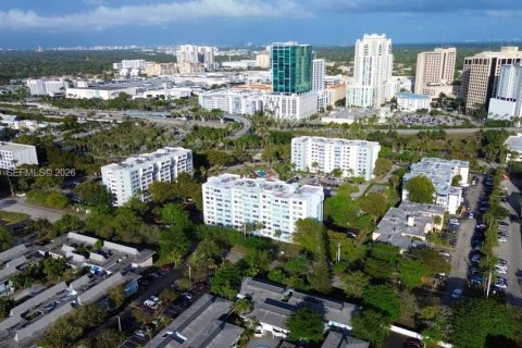 Condominio en alquiler en Miami, Florida, 1 dormitorio, 67.82 m2 № 1995385 - foto 2