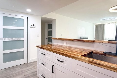 Condominio en alquiler en Miami, Florida, 1 dormitorio, 67.82 m2 № 1995385 - foto 21
