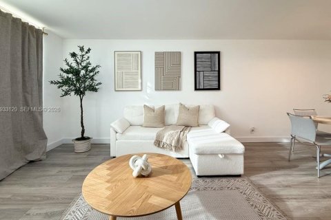 Condominio en alquiler en Miami, Florida, 1 dormitorio, 67.82 m2 № 1995385 - foto 10