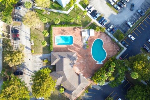 Condominio en alquiler en Miami, Florida, 1 dormitorio, 67.82 m2 № 1995385 - foto 5