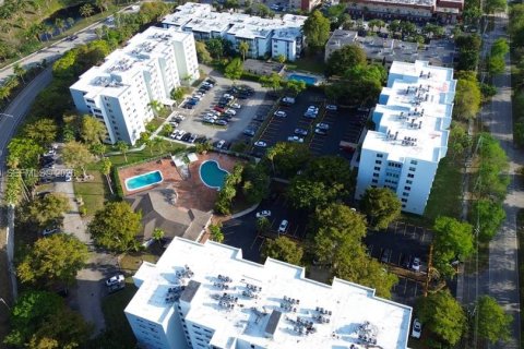 Condominio en alquiler en Miami, Florida, 1 dormitorio, 67.82 m2 № 1995385 - foto 4