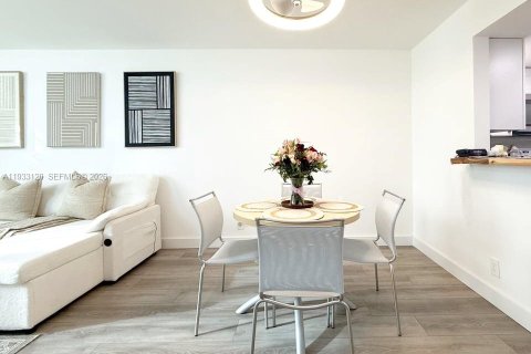 Condominio en alquiler en Miami, Florida, 1 dormitorio, 67.82 m2 № 1995385 - foto 8