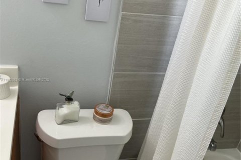 Снять в аренду квартиру в Форт-Лодердейл, Флорида 2 спальни, 74.32м2, № 2013809 - фото 22