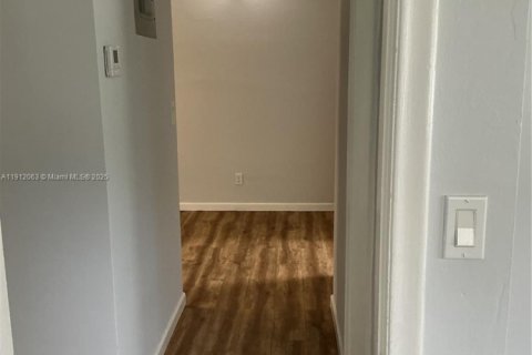 Снять в аренду квартиру в Форт-Лодердейл, Флорида 2 спальни, 74.32м2, № 2013809 - фото 5