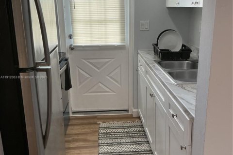 Снять в аренду квартиру в Форт-Лодердейл, Флорида 2 спальни, 74.32м2, № 2013809 - фото 8