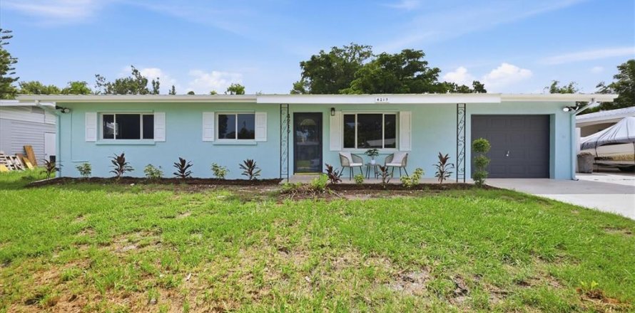 House in Sarasota, Florida 3 bedrooms, 130.06 sq.m. № 2284187
