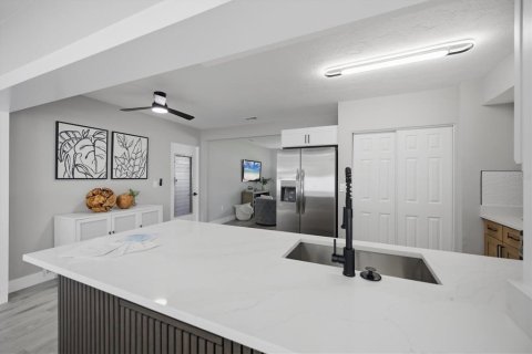 House in Sarasota, Florida 3 bedrooms, 130.06 sq.m. № 2284187 - photo 9