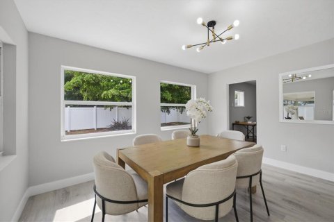 House in Sarasota, Florida 3 bedrooms, 130.06 sq.m. № 2284187 - photo 15