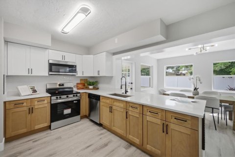 House in Sarasota, Florida 3 bedrooms, 130.06 sq.m. № 2284187 - photo 13