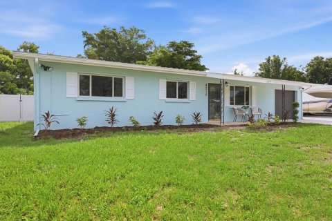 House in Sarasota, Florida 3 bedrooms, 130.06 sq.m. № 2284187 - photo 2