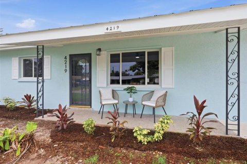House in Sarasota, Florida 3 bedrooms, 130.06 sq.m. № 2284187 - photo 3