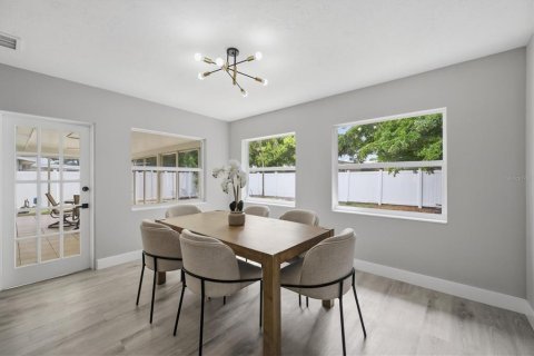 House in Sarasota, Florida 3 bedrooms, 130.06 sq.m. № 2284187 - photo 14