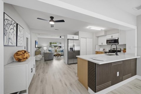 House in Sarasota, Florida 3 bedrooms, 130.06 sq.m. № 2284187 - photo 8