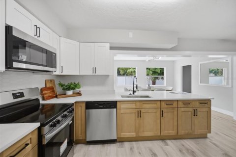 House in Sarasota, Florida 3 bedrooms, 130.06 sq.m. № 2284187 - photo 11