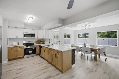 House in Sarasota, Florida 3 bedrooms, 130.06 sq.m. № 2284187 - photo 10