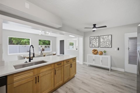 House in Sarasota, Florida 3 bedrooms, 130.06 sq.m. № 2284187 - photo 12