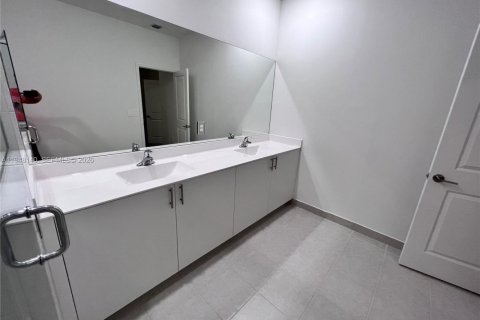 Townhouse in Homestead, Florida 3 bedrooms, 157.47 sq.m. № 2004575 - photo 16