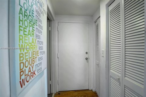 Copropriété à vendre à Miami Beach, Floride: 2 chambres, 63.36 m2 № 1974917 - photo 9