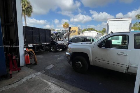 Commercial property in Pompano Beach, Florida № 1698821 - photo 13