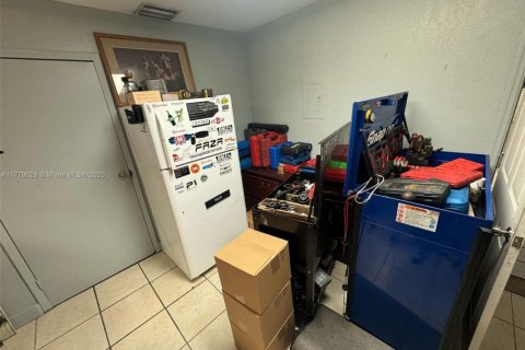 Commercial property in Pompano Beach, Florida № 1698821 - photo 4