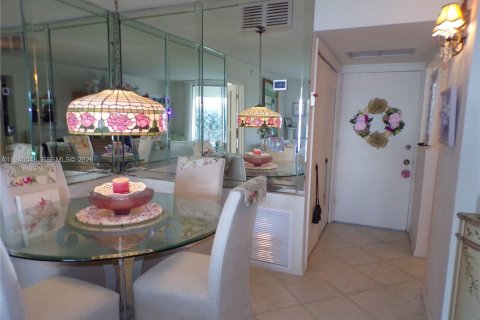 Condo in Aventura, Florida, 2 bedrooms  № 2088659 - photo 24