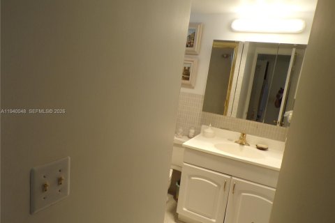 Condo in Aventura, Florida, 2 bedrooms  № 2088659 - photo 30