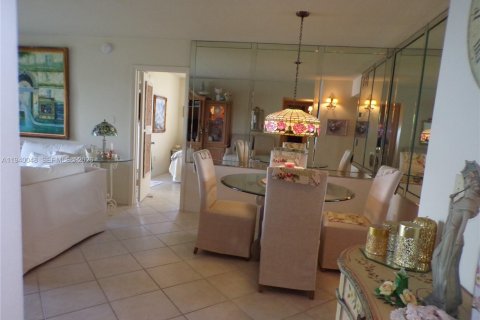 Condo in Aventura, Florida, 2 bedrooms  № 2088659 - photo 21
