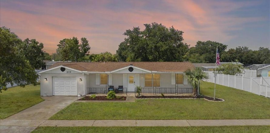 House in Spring Hill, Florida 2 bedrooms, 116.03 sq.m. № 1838438