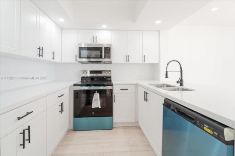 Condo in Pembroke Pines, Florida, 1 bedroom  № 1741947 - photo 9