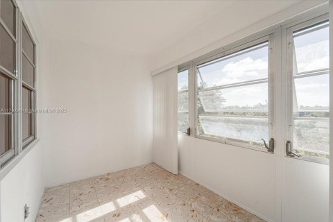 Condo in Pembroke Pines, Florida, 1 bedroom  № 1741947 - photo 16