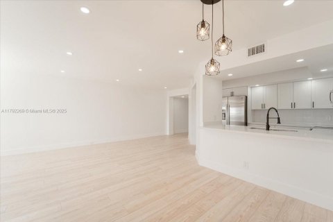 Condo in Pembroke Pines, Florida, 1 bedroom  № 1741947 - photo 7