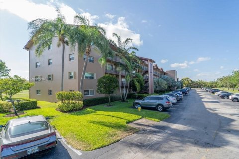 Condo in Pembroke Pines, Florida, 1 bedroom  № 1741947 - photo 2