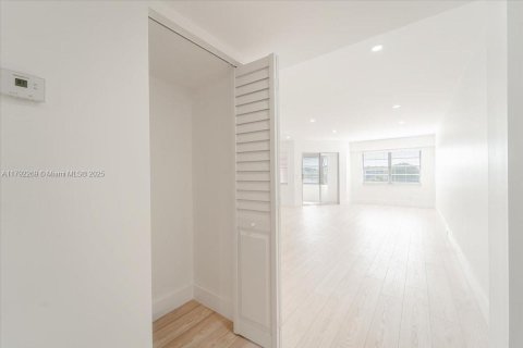 Condo in Pembroke Pines, Florida, 1 bedroom  № 1741947 - photo 13