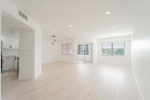 Condo in Pembroke Pines, Florida, 1 bedroom  № 1741947 - photo 12