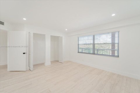 Condo in Pembroke Pines, Florida, 1 bedroom  № 1741947 - photo 18