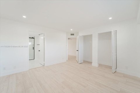 Condo in Pembroke Pines, Florida, 1 bedroom  № 1741947 - photo 17