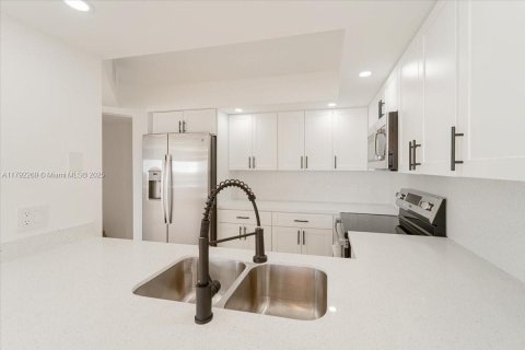 Condo in Pembroke Pines, Florida, 1 bedroom  № 1741947 - photo 8