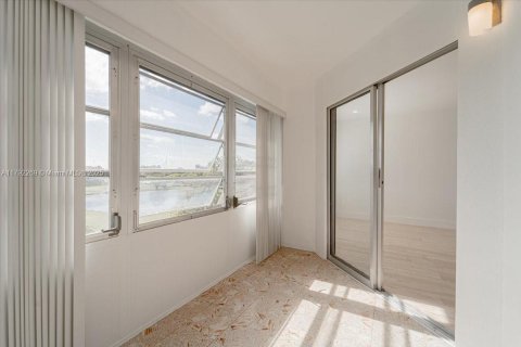 Condo in Pembroke Pines, Florida, 1 bedroom  № 1741947 - photo 15