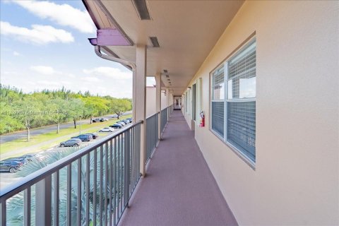 Condo in Pembroke Pines, Florida, 1 bedroom  № 1741947 - photo 23