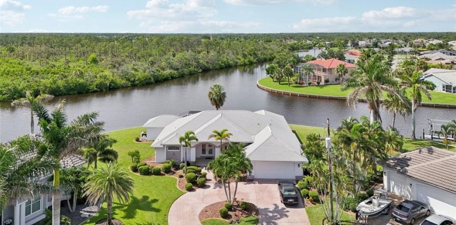 Casa en Port Charlotte, Florida 3 dormitorios, 240.15 m2 № 1827021