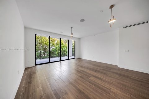 Villa ou maison à louer à Miami, Floride: 2 chambres, 147.99 m2 № 1952259 - photo 15