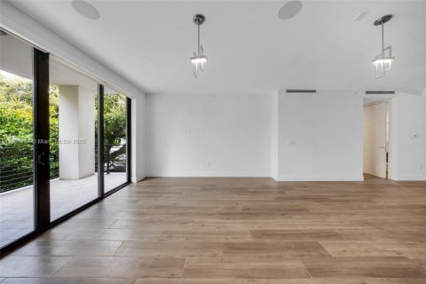 Villa ou maison à louer à Miami, Floride: 2 chambres, 147.99 m2 № 1952259 - photo 21