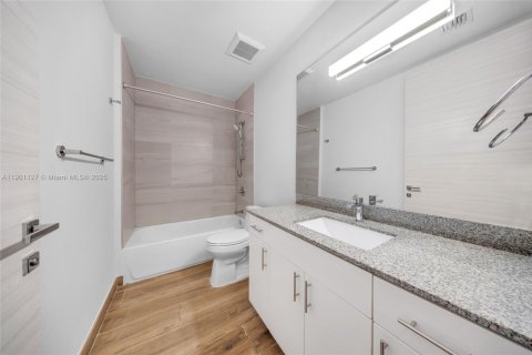 Villa ou maison à louer à Miami, Floride: 2 chambres, 147.99 m2 № 1952259 - photo 26