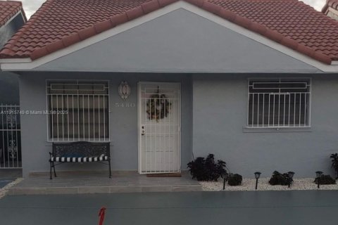 Villa ou maison à louer à Hialeah, Floride: 3 chambres, 83.52 m2 № 1970618 - photo 1