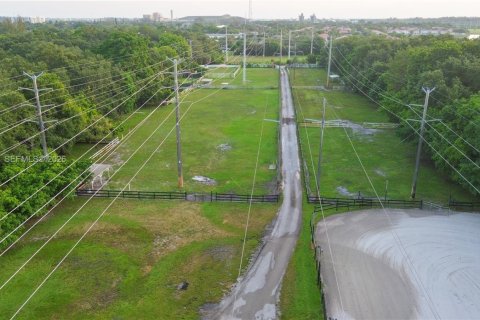 Commercial property in Dania Beach, Florida № 2428357 - photo 2