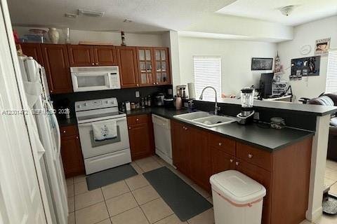 Townhouse in Miami, Florida 3 bedrooms, 145.48 sq.m. № 2067802 - photo 10