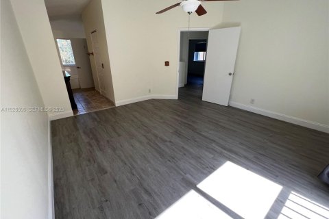 Villa ou maison à louer à Coral Springs, Floride: 4 chambres, 174.01 m2 № 1986454 - photo 4